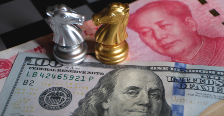 Bild des US-Dollars und der chinesischen Yuan-Noten mit Schachfiguren, die den jüngsten Handelskrieg darstellen